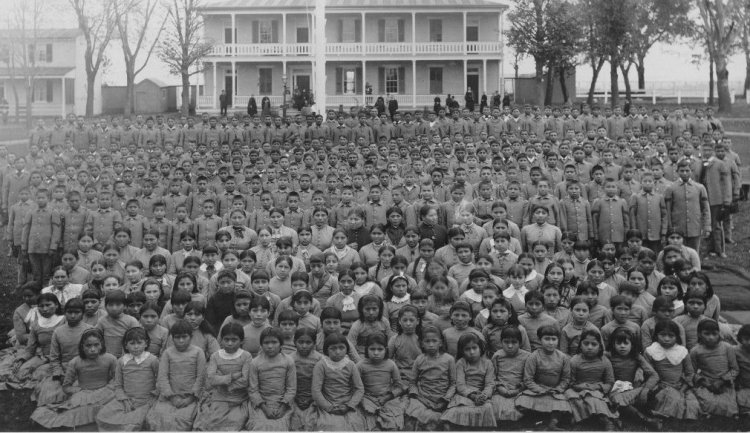 PrattPupilsinFrontofPratts'QuartersCarlisleIndianSchool1885L